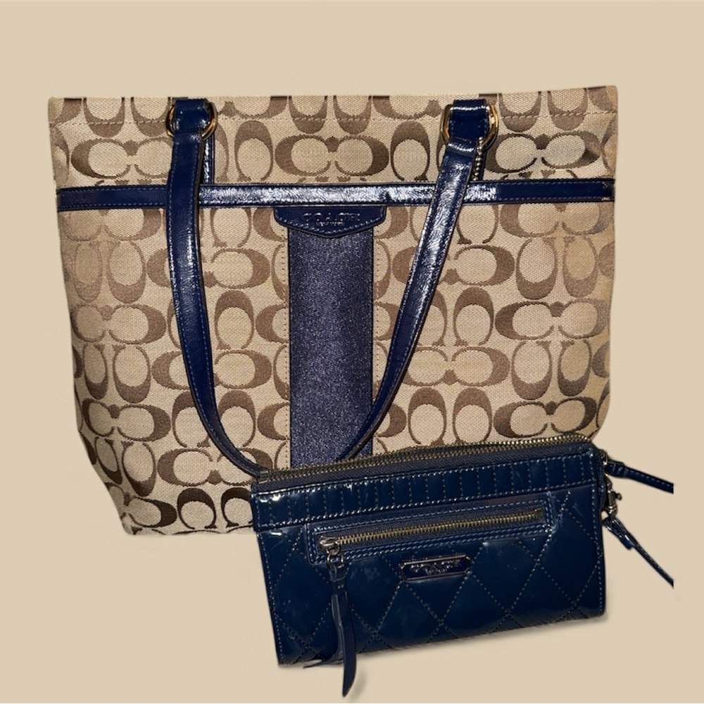 COACH Signature tan and navy blue medium tote with patent leather navy wristlet - Picture 2 of 16